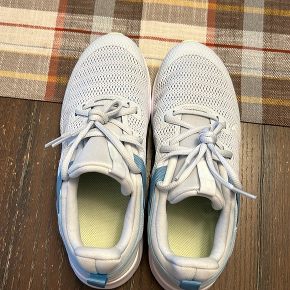 Nike Women’s Training Shoes.  Size 9.  Light Gray and Green. - Picture 6 of 12